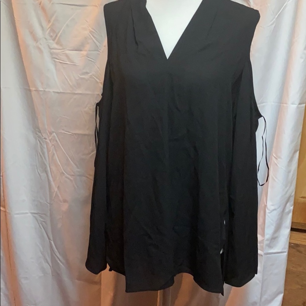 VINCE CAMUTO Cold Shoulder Bell Sleeve V-Neck